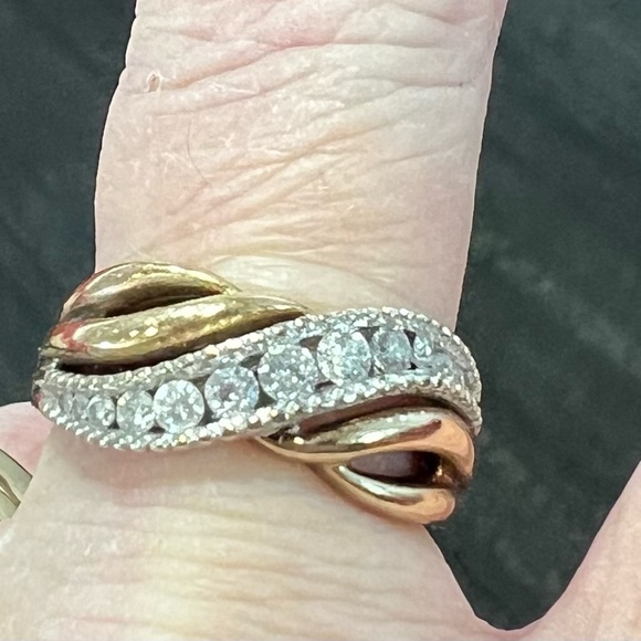 This item is sold won’t let me edit Diamond Ring, 10 K, 1 CTOne Diamond Missing - Picture 2 of 8